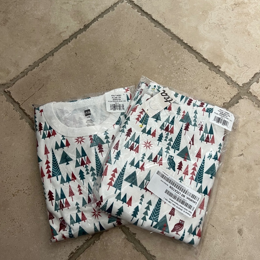 NWT Tea Collection Holiday Woodland Tree Scene Pajama set - Unisex Large